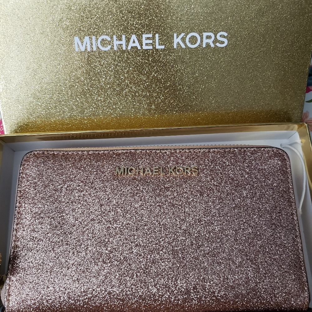 NWT Michael Kors Wristlet/Wallet in Rose Gold 💖
